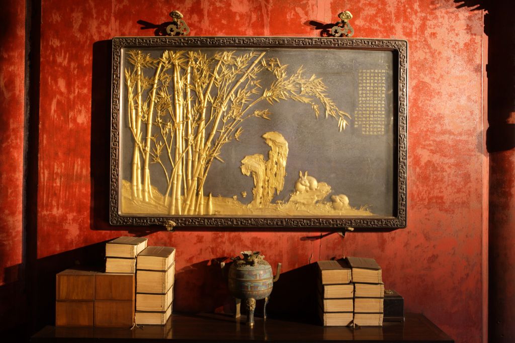 图片[1]-Red sandalwood edge inlaid with golden bamboo forest crane and rabbit picture hanging screen-China Archive